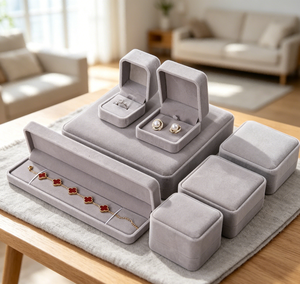 Coffret à bijoux haut de gamme fait main avec tissu en velours gris clair, base rigide, fermeture magnétique, boîte à bagues carrée - Product Image 6