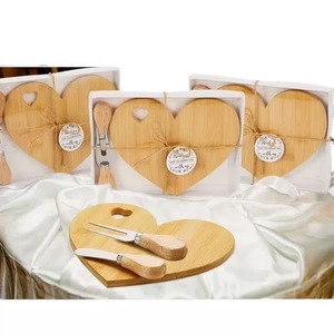 Juego de tabla de quesos de madera de acacia en forma de corazón con cuchillo y tenedor para uso doméstico - Product Image 4