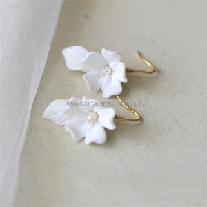 RE4745手作り女性ドロップイヤリング淡水真珠ウェディングイヤリングホワイトセラミックフローラルブライダルアクセサリー - Product Image 1