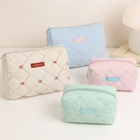 Pochette de maquillage personnalisée en nylon matelassé, matelassage losanges, broderie nœud, pochette cosmétique moelleuse effet nuage pour femme, voyage et usage quotidien, OEM ODM