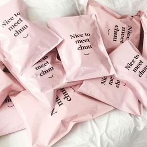 ซองไปรษณีย์โพลี LDPE สีชมพูแบบกำหนดเอง ย่อยสลายได้ทางชีวภาพ สำหรับส่งเสื้อผ้า พิมพ์โลโก้ สำหรับซูเปอร์มาร์เก็ตและงานแสดงสินค้า - Product Image 1