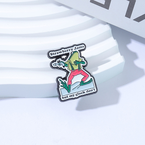 Pin de esmalte de aleación con diseño de rana de hip hop y <span class=keywords><strong>rock</strong></span> con pistola, estilo 'Strawberry Jams but My Glock Don't Frog', broche, insignia de solapa, joyería, regalos para amigos - Product Image 2