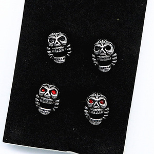 Yunnique Boucles d'oreilles clous en acier titane, design crâne punk, bijoux de mode pour hommes et femmes - Product Image 3