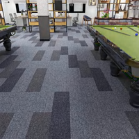 Dalles de moquette commerciales géométriques modernes avec support antidérapant en PVC pour usage bureautique, à poils ras, synthétiques, rectangulaires