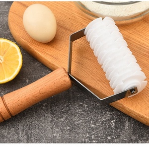 Cortador de <span class=keywords><strong>Pizza</strong></span> Multifunción al por Mayor y Cuchillo Rebanador con Mango de Madera, Rodillo para Masa, Herramientas de Cocina para Hornear - Product Image 2