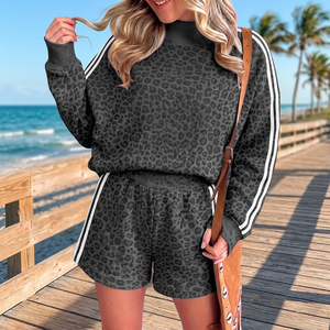 Conjunto de 2 Piezas Tejido con Estampado de Leopardo para Mujer, con Rayas Laterales, Suéter con Cuello Alto y Pantalones Cortos, Estilo Deportivo Varsity, Venta Caliente - Product Image 4