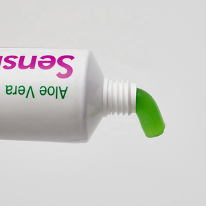 Dentifricio alle Erbe con Formula a Base di Estratti Vegetali, Allevia <span class=keywords><strong>la</strong></span> <span class=keywords><strong>Sensibilità</strong></span> <span class=keywords><strong>dei</strong></span> <span class=keywords><strong>Denti</strong></span> per una Cura Quotidiana Delicata e Protezione Naturale della Salute Orale - Product Image 3