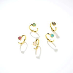 Anello da Donna in Argento 925 Placcato Oro 18k con Pietra di Luna Naturale, Gioiello Delicato con Gemma e Misura Regolabile, Vendita all'Ingrosso - Product Image 1