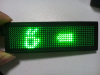 Insigne nominatif Led numérique programmable de message de défilement Mini carte nominative de LED pour le serveur d'aéroport d'hôtel de rassemblement