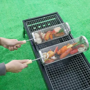 Panier de gril à rouler en plein air de vente chaude avec manche en bois, paniers de barbecue en acier inoxydable 304 panier de grillade roulant