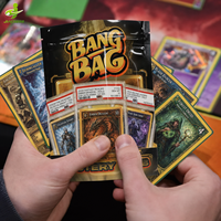 Sachet d'emballage individuel en feuille thermoscellable pour boîte mystère de cartes de jeu TCG imprimées sur mesure pour la vente au détail