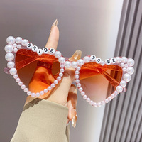 Vente en gros de lunettes de soleil tendance pour fête avec cœur amour lunettes de luxe grande monture UV400 avec perle lunettes de soleil en forme de cœur pour femme