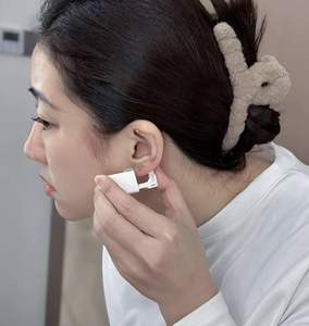 Kit de Pistola Perforadora de Orejas Desechable de Aleación de 2 Piezas Gaby Wholesale con Pernos de Oreja Preincrustados de 3MM Estilo Punk para Perforación Casera - Product Image 5