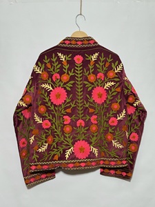 Chaqueta de terciopelo para mujer con cuello mandarín, manga larga, bordado floral a mano, estilo blusón, para otoño, venta al por mayor - Product Image 3