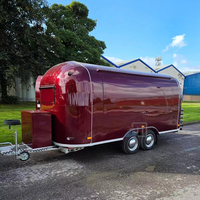Camion de restauration rapide commercial pour la vente de crêpes, avec station à hot-dogs, bonbons et bière, idéal pour les commerces alimentaires en extérieur