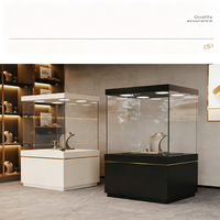 Vitrine à bijoux moderne de luxe avec verre trempé, construction métallique, éclairage LED, finition polie, taille et couleur personnalisables