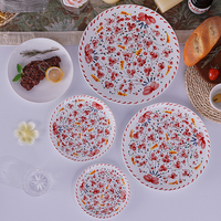 Ensemble d'assiettes de luxe en porcelaine fine de forme florale rouge 4 pièces ensemble de dîner désherbage plaque de chargeur pour événement et restauration et location