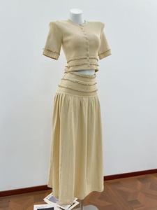 Set coordinato da donna per l'autunno: <span class=keywords><strong>cardigan</strong></span> lavorato a maglia con perline applicate a mano in <span class=keywords><strong>giallo</strong></span> chiaro e gonna midi a vita alta - Product Image 2