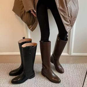 Bottines élégantes pour femmes, hauteur genou, bout rond, talons mi-hauts tendance, design à enfiler, pour les fêtes d'automne, d'hiver et de printemps - Product Image 1