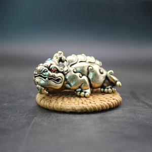 Paire de figurines Pixiu en laiton, créatures mythiques, décor de bureau Feng Shui avec accents de diamants pour le bureau ou la salle d'étude - Product Image 3