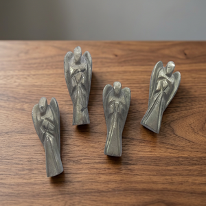 Figurines d'anges sculptées à la main en sodalite, pierre précieuse bleue, décoration artisanale pour la maison, art en pierre semi-précieuse de forme libre - Product Image 3