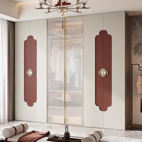 Armoire à portes battantes de style chinois avec poignée métallique à lignes décoratives et blocs de couleur, pour chambre à coucher, mobilier de chambre