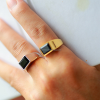 Maßgefertigter Herren Quadratischer Siegelring Edelstahl Schwarze Einlage Geometrischer Ring Schmuck OEM ODM