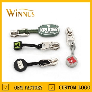 Tirazip Personalizzato con Logo in Rilievo, Rotondo, <span class=keywords><strong>per</strong></span> Abbigliamento Sportivo, Borse, Giacche, in PVC Morbido - Product Image 4