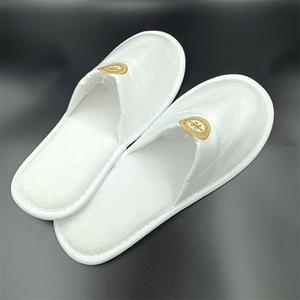 Pantoufles jetables à bout fermé de chambre en <span class=keywords><strong>velours</strong></span> lavable blanc de luxe <span class=keywords><strong>chinois</strong></span> avec semelle en tissu à pois pour taille universelle d'hôtel - Product Image 1