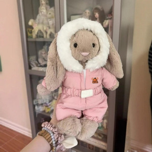 Jellcatt UK - Conejito <span class=keywords><strong>de</strong></span> Peluche <span class=keywords><strong>con</strong></span> Orejas Caídas y Traje <span class=keywords><strong>de</strong></span> Invierno Rosa, Juguete <span class=keywords><strong>de</strong></span> Peluche Suave - Product Image 1