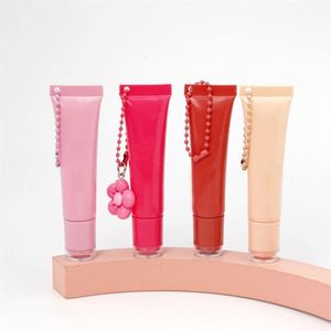 Gloss à lèvres en emballage floral, avec option de personnalisation des couleurs et des logos. Végétalien et sans cruauté animale. - Product Image 1