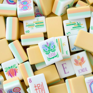 Op maat bedrukte, opvouwbare 4-laags acryl Amerikaanse Mahjong-tegels, modern luxe geel, 160 stuks voor familiefeesten en entertainment - Product Image 1