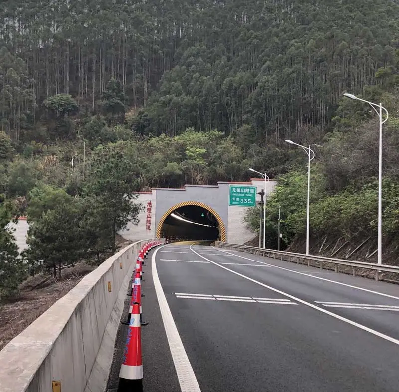 Sistema de iluminación de túnel inteligente con sensores de movimiento, sistema de iluminación de túnel inteligente con sensores de movimiento para el interior del túnel, con adaptabilidad abrupta