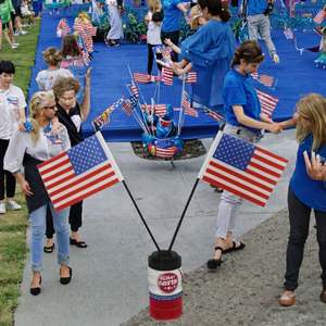 Cape drapeau américain personnalisée - Drapeau corporel promotionnel en gros avec mât, polyester imperméable pour événements, rassemblements et équipement de supporter - Product Image 6