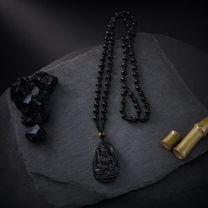 Pendentif sculpté Bouddha Acala en obsidienne noire avec Mala perlé – Protection, force et paix intérieure – Mala en pierres précieuses – Anniversaire - Product Image 3