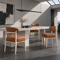Chaise de salle à manger rembourrée sans accoudoirs avec dossier incurvé ouvert, pieds en bois massif, assise aspect cuir cognac, pour la maison ou le café