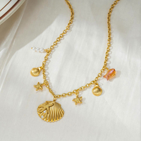 Collier en acier inoxydable plaqué or 18 carats avec breloques coquillage, étoile de mer, perle et poisson émaillé orange – Bijoux côtiers