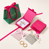 Coffret Cadeau Bijoux Personnalisé Fuchsia Vibrant avec Rubans, Pochettes et Sac de Courses Assorti pour Emballage de Boutique