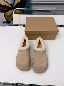 Un créateur de luxe fabrique des bottes d'hiver pour femmes sur mesure, originales et de marque, confortables et chaudes pour les conditions hivernales. - Product Image 3