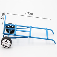 EN STOCK Chariot à main miniature en métal rouge et bleu, accessoires pour maison de poupée, modèle de chariot de ferme miniature pour la décoration de maison de poupée