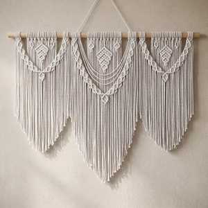 Tapisserie murale en macramé en coton faite à la main, style bohème, motif géométrique abstrait, forme irrégulière, pièce unique - Product Image 2