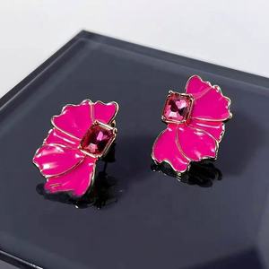 Pendientes de Mariposa Versátiles y Modernos de Aleación de Lujo de Diseño Zhejiang con Incrustaciones de Cristal y Diamantes de Imitación - Product Image 5