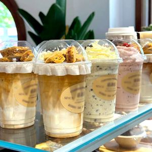 แก้วพลาสติก PET ขนาด 12 ออนซ์ 16 ออนซ์ 20 ออนซ์ 24 ออนซ์ สำหรับกาแฟเย็น ชานมไข่มุก และน้ำผลไม้ พร้อมฝาปิด ขายส่ง รับทำโลโก้ตามสั่ง - Product Image 4
