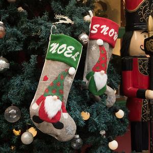 Chaussettes personnalisées brodées avec pompons, chaussettes tricotées adorables, décorations de fête, chaussettes de Père Noël pour enfants - Product Image 3