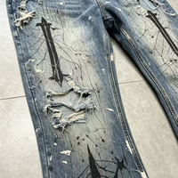 Jean Homme Personnalisé OUNA – Effet Usé, Déchiré, Coupe Évasée, Graphisme Croisé, Éclaboussures de Peinture, Denim Vintage Délavé, Tissu Épais