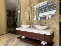 Meuble de salle de bain sur pied en bois massif, moderne et luxueux, personnalisé par George Group, avec miroir LED et lavabo en céramique