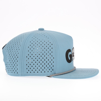 Gorra de Golf Personalizada de 5 Paneles, Elástica, de Alto Rendimiento, Color Azul Claro, con Bordado 3D, Perforaciones Láser, Cuerda Decorativa y Visera Plana con Cierre a Presión
