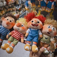 Porte-clés en peluche style mignon, petit garçon aux cheveux bouclés et tacheté, poupée clown, breloque pour machine à griffes, petit cadeau