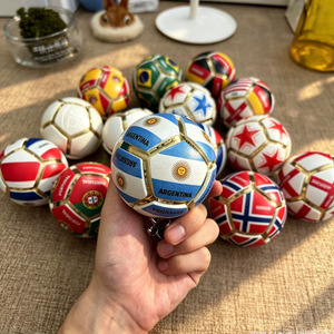 Porte-clés en résine plastique 7 cm, jouet à presser en forme de ballon de football Coupe du Monde rouge vif, article de supporter - Product Image 1