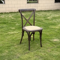 Vente directe ODM/OEM de chaises empilables en résine aspect bois, style croisé, pour banquets et mariages